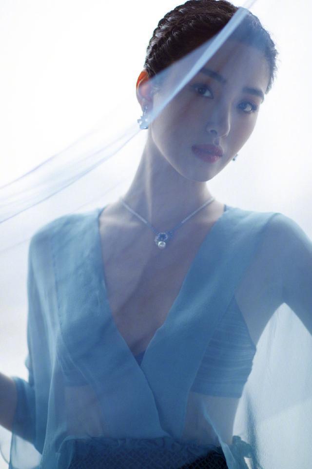 杨采钰穿薄纱裙走红毯,比秀场模特还要美