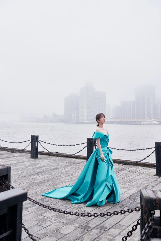 杨紫最新造型蓝绿抹胸礼服显优美肩颈线，宛如精灵