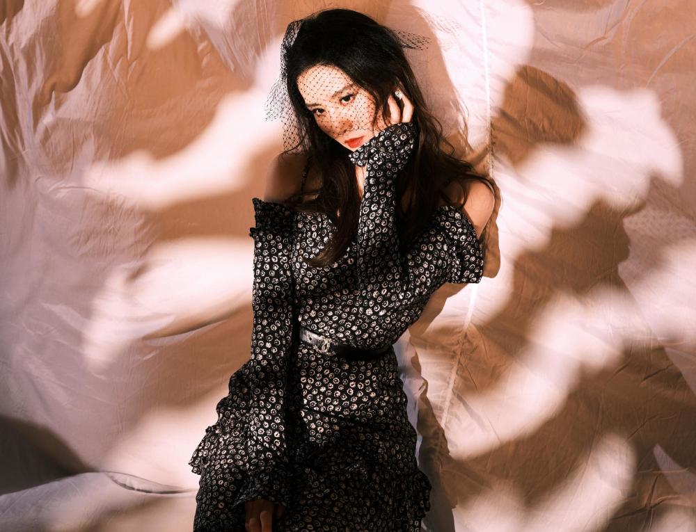 刘诗诗走魅惑风?波点紧身连衣裙成熟复古,网纹面纱瞬间出圈