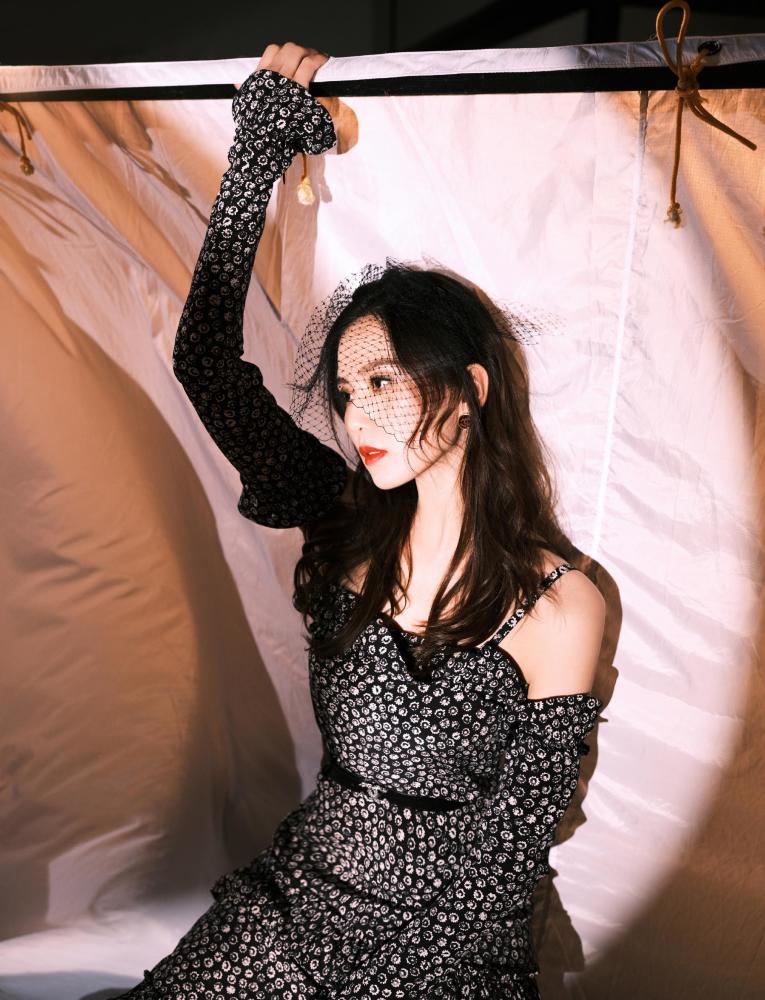 刘诗诗走魅惑风?波点紧身连衣裙成熟复古,网纹面纱瞬间出圈