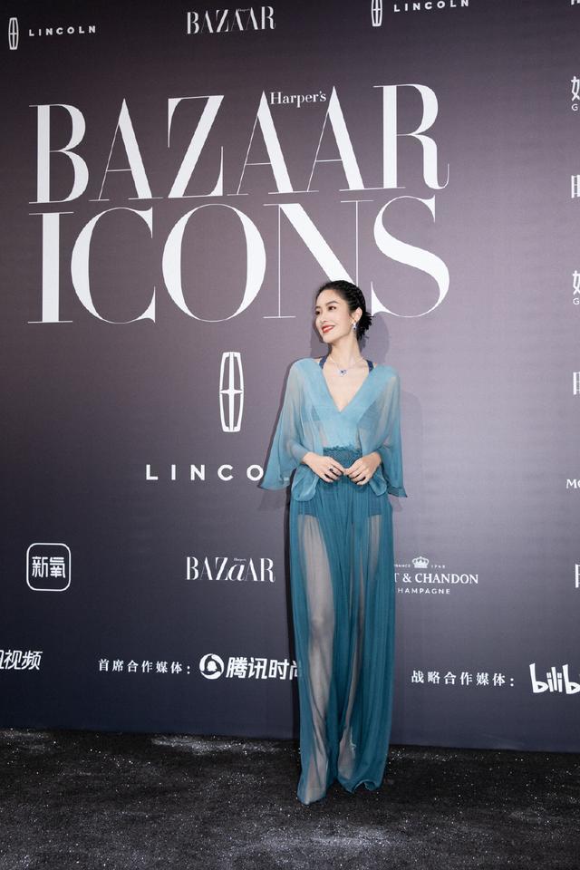 杨采钰穿薄纱裙走红毯,比秀场模特还要美