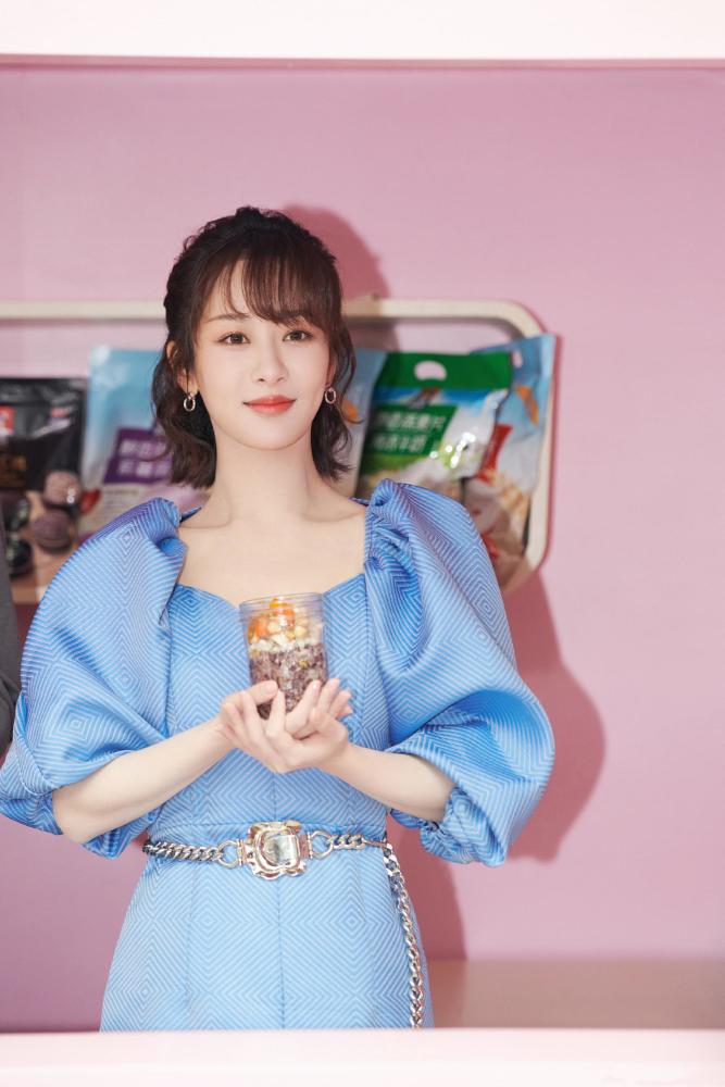 杨紫最新造型蓝绿抹胸礼服显优美肩颈线，宛如精灵