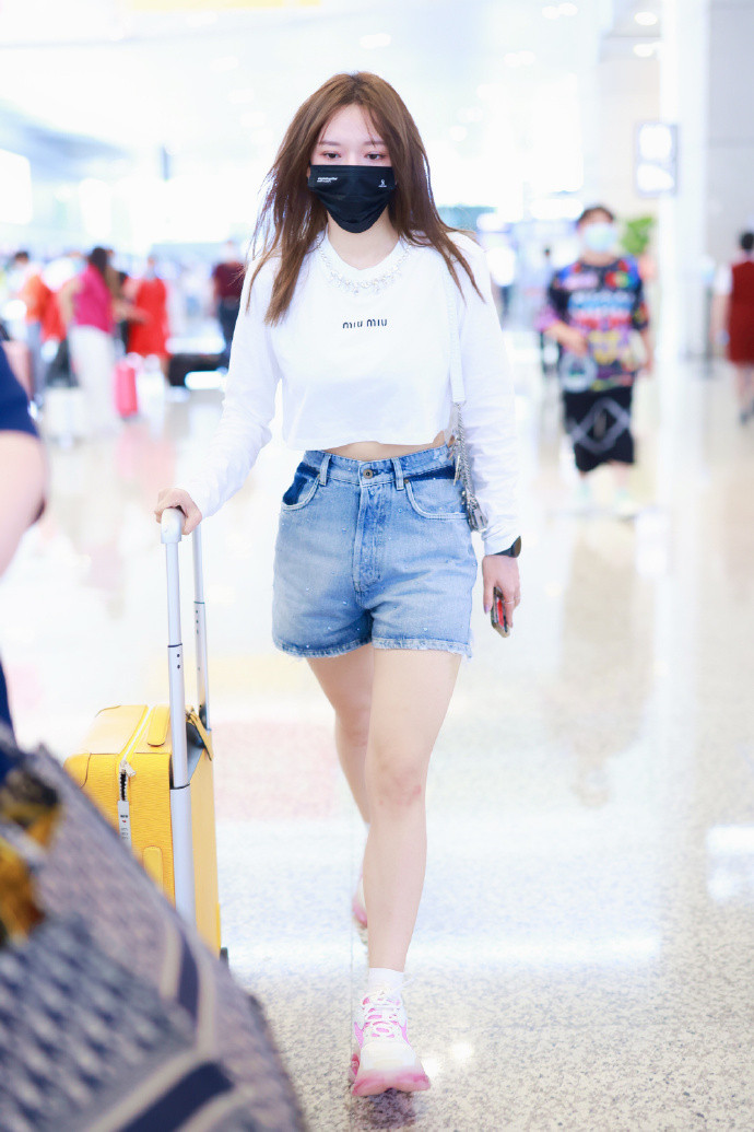 程潇机场街拍：穿露腰T太撩人，是多少男生的理想女神啊