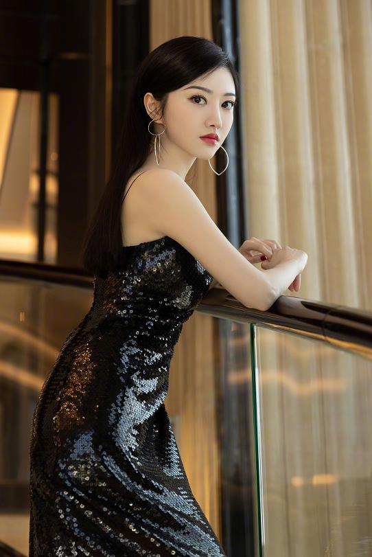 什么是人间富贵花 看景甜穿黑色亮片裙大方秀好身段!