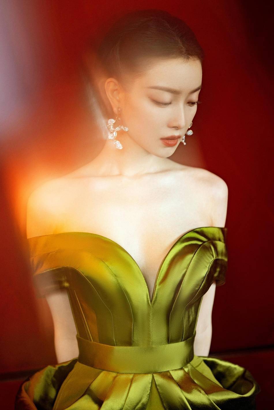 倪妮穿绿色复古花萼裙秀身材 戴兰花耳环清雅别致