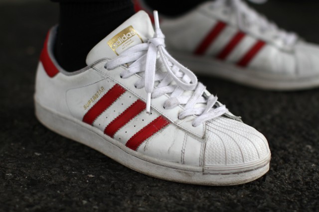 什么颜色的鞋子容易搭配衣服 容易搭鞋子的衣服推荐