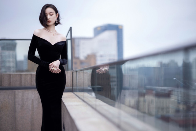黑丝绒礼服怎么穿 倪妮用黑丝绒礼服展现婀娜身姿美如黑天鹅！