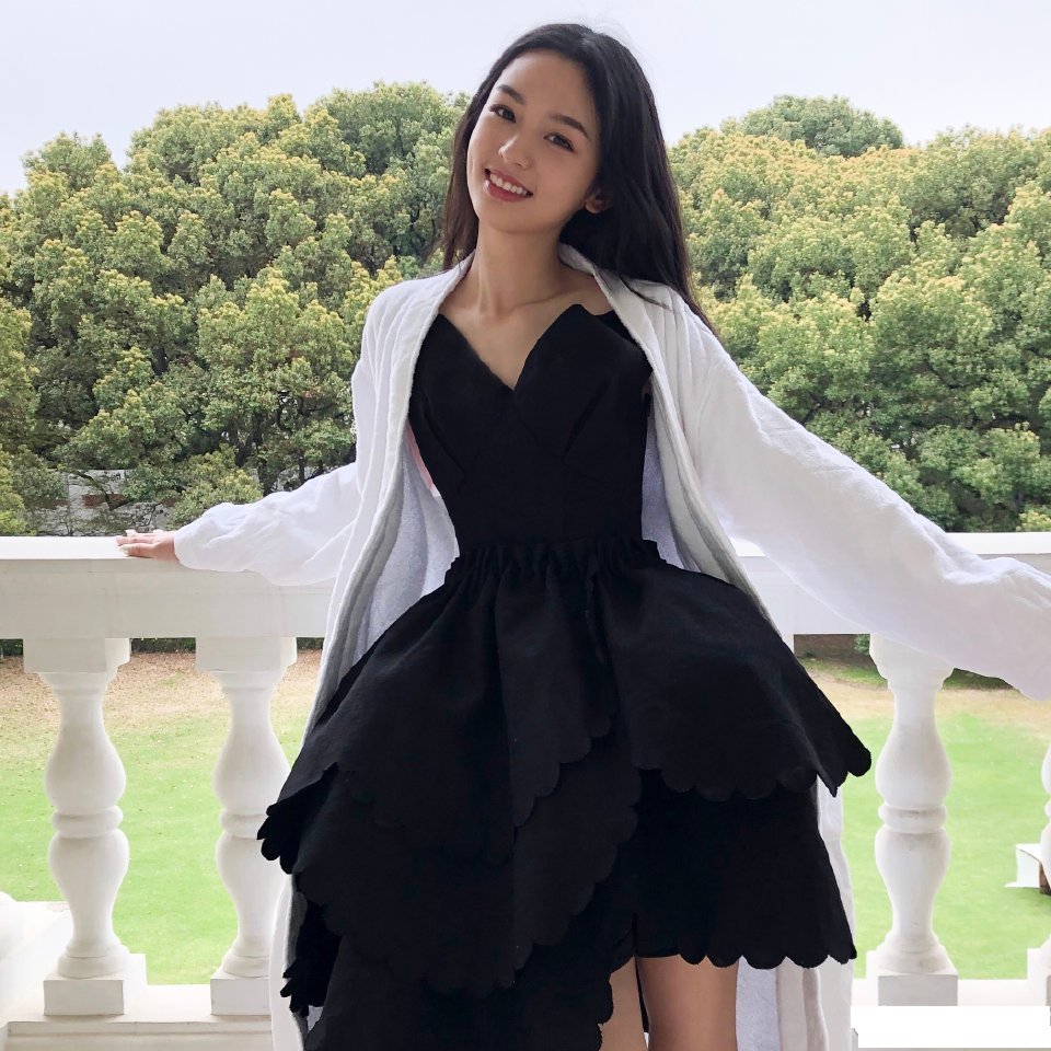 新晋小花周也晒礼服照,穿抹胸小黑裙娇俏可人