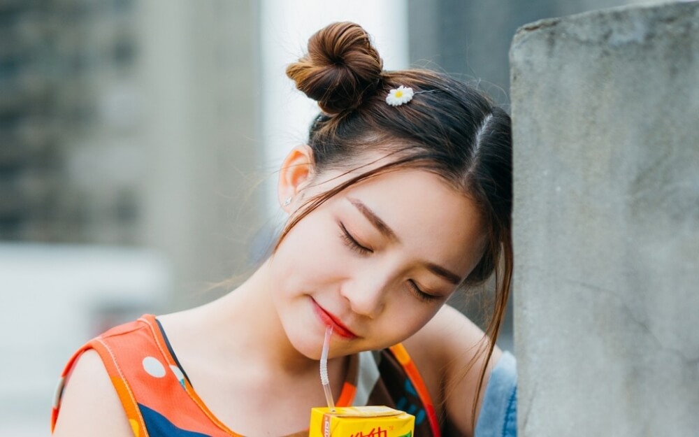 元气满满的橘子味双丸子头美女图片写真