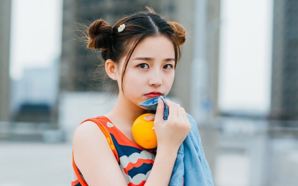 元气满满的橘子味双丸子头美女图片写真