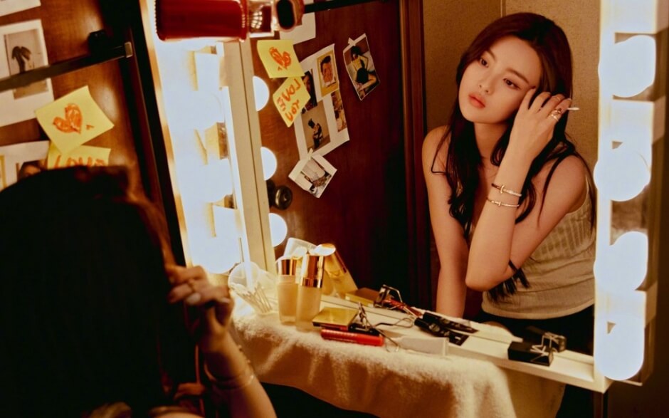 杨超越慵懒时尚风图片写真自然优雅