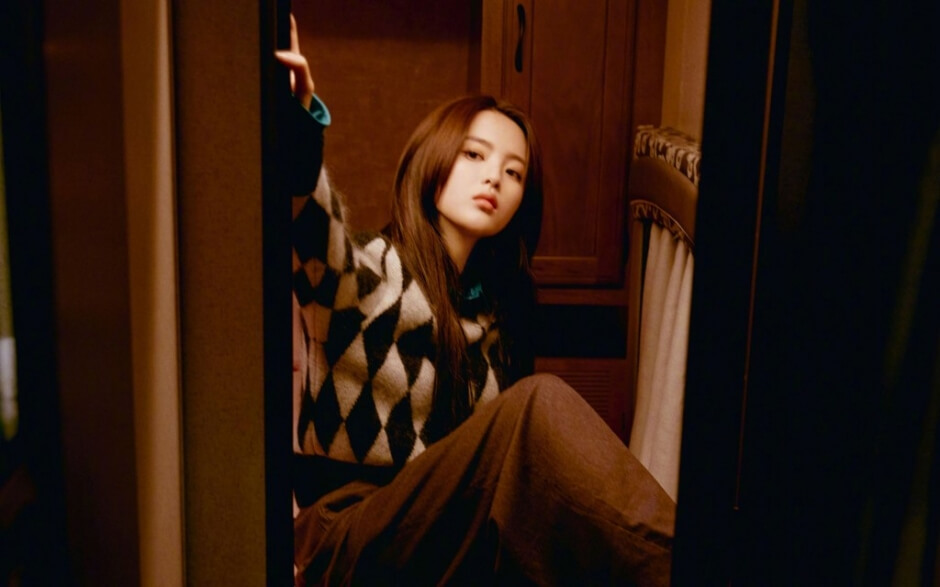 杨超越慵懒时尚风图片写真自然优雅