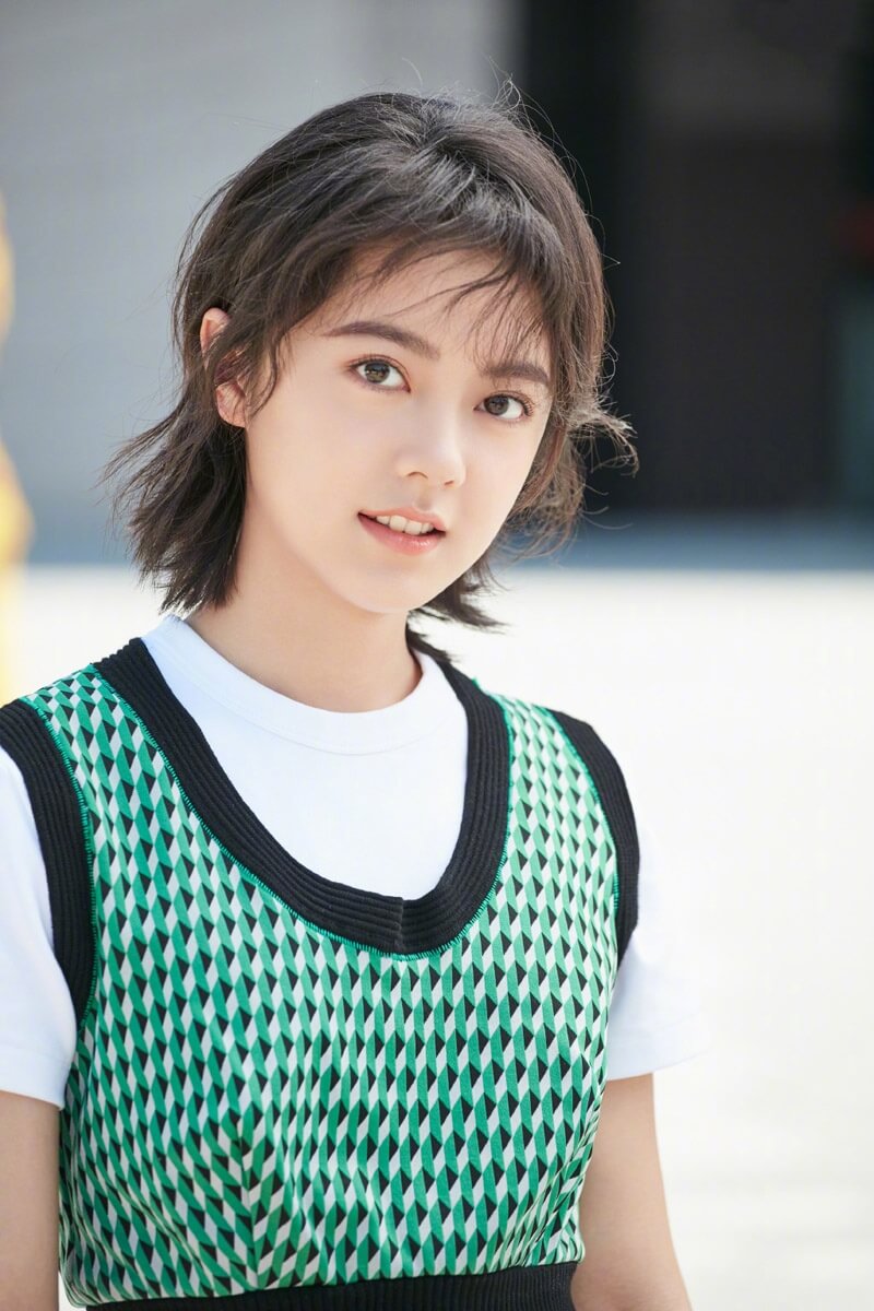 俊俏短发少女赵今麦春日时尚街拍图片