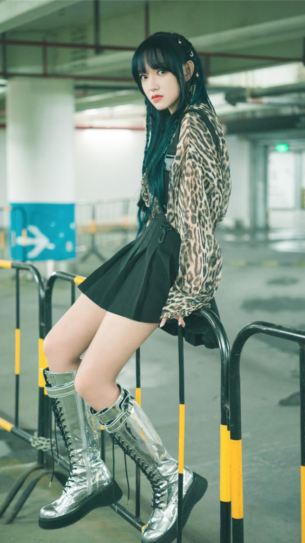 程潇小姐姐穿豹纹超短裙长腿辣妹街拍图片