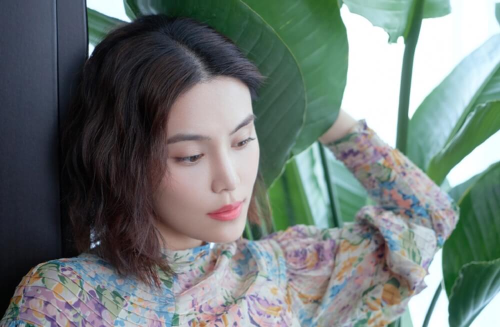 内地美女韩丹桐勾魂眼神碎花上衣优雅写真