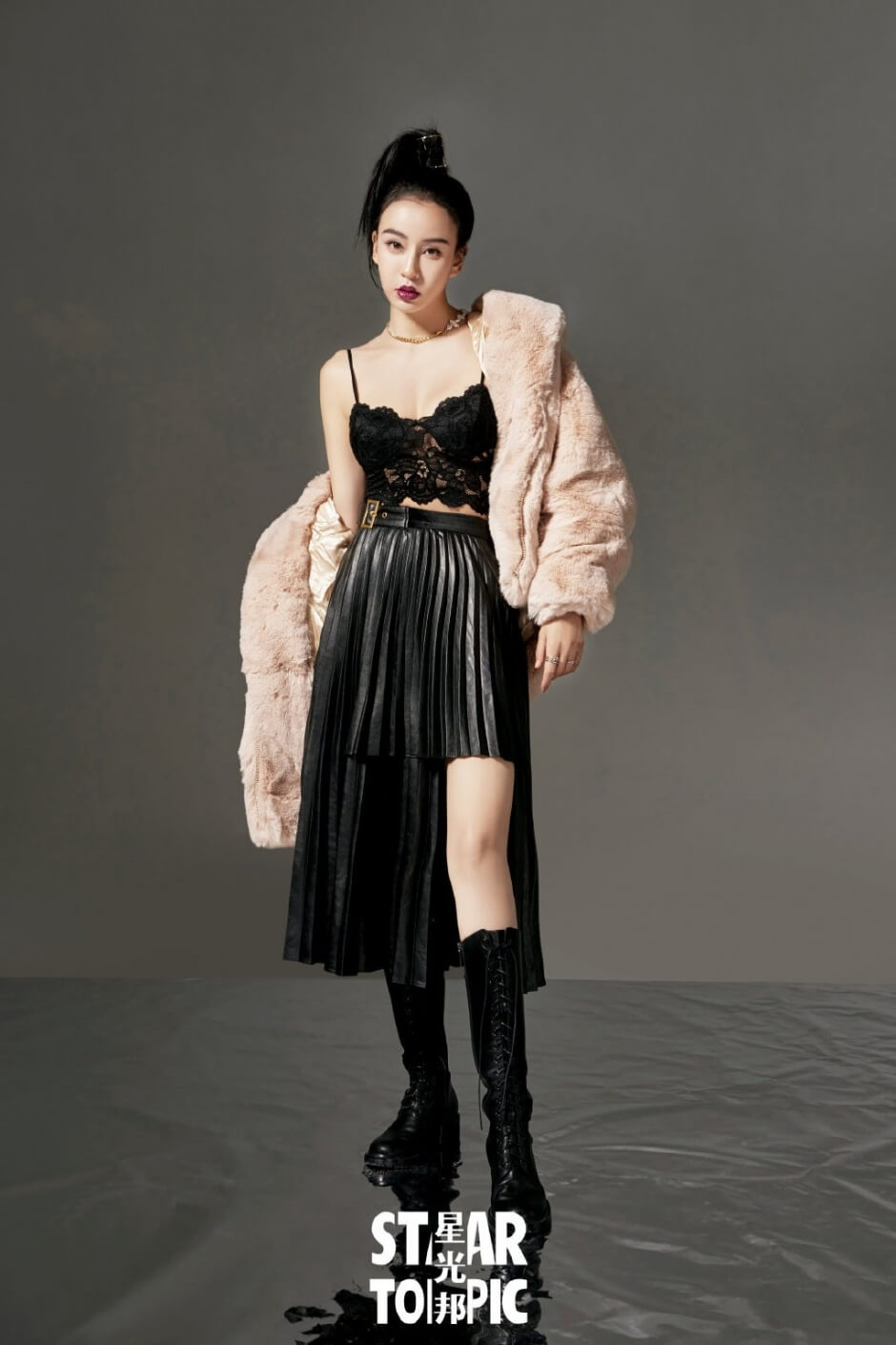 瑜伽教练母其弥雅黑裙率性美艳写真图片