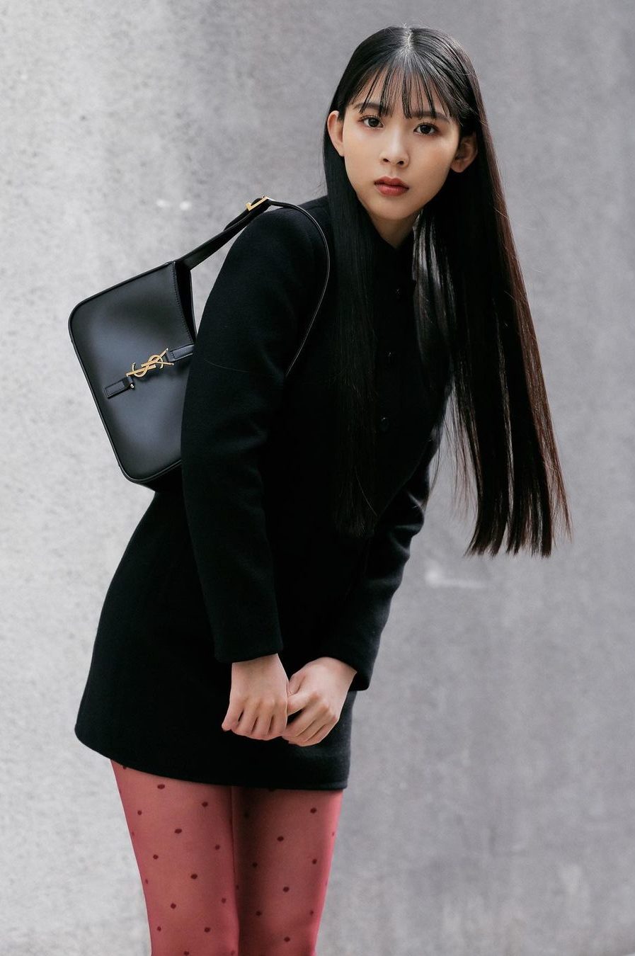 融入70年代的优雅轮廓，Saint Laurent全新Le 5À7复古腋下包包