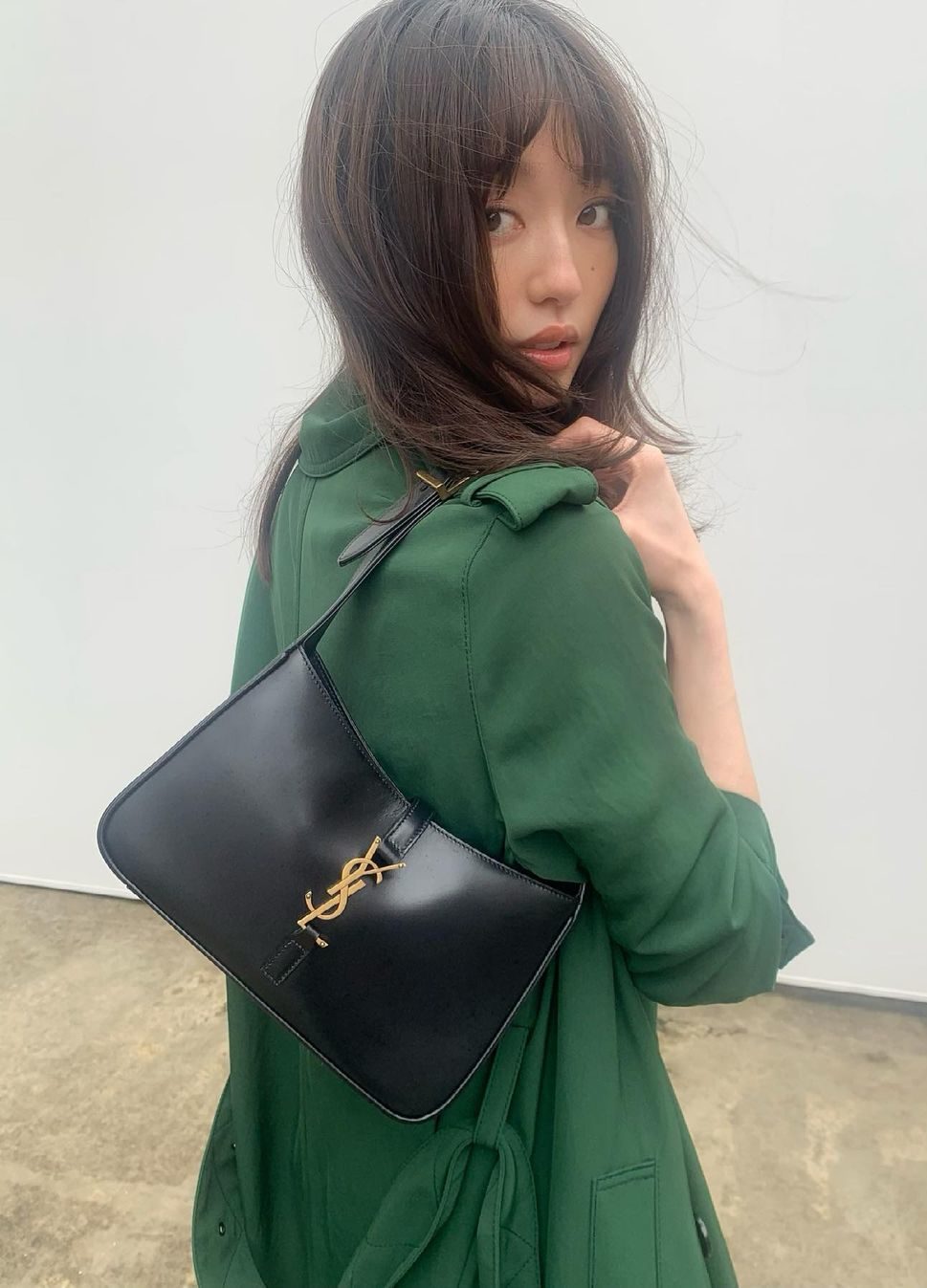 融入70年代的优雅轮廓，Saint Laurent全新Le 5À7复古腋下包包
