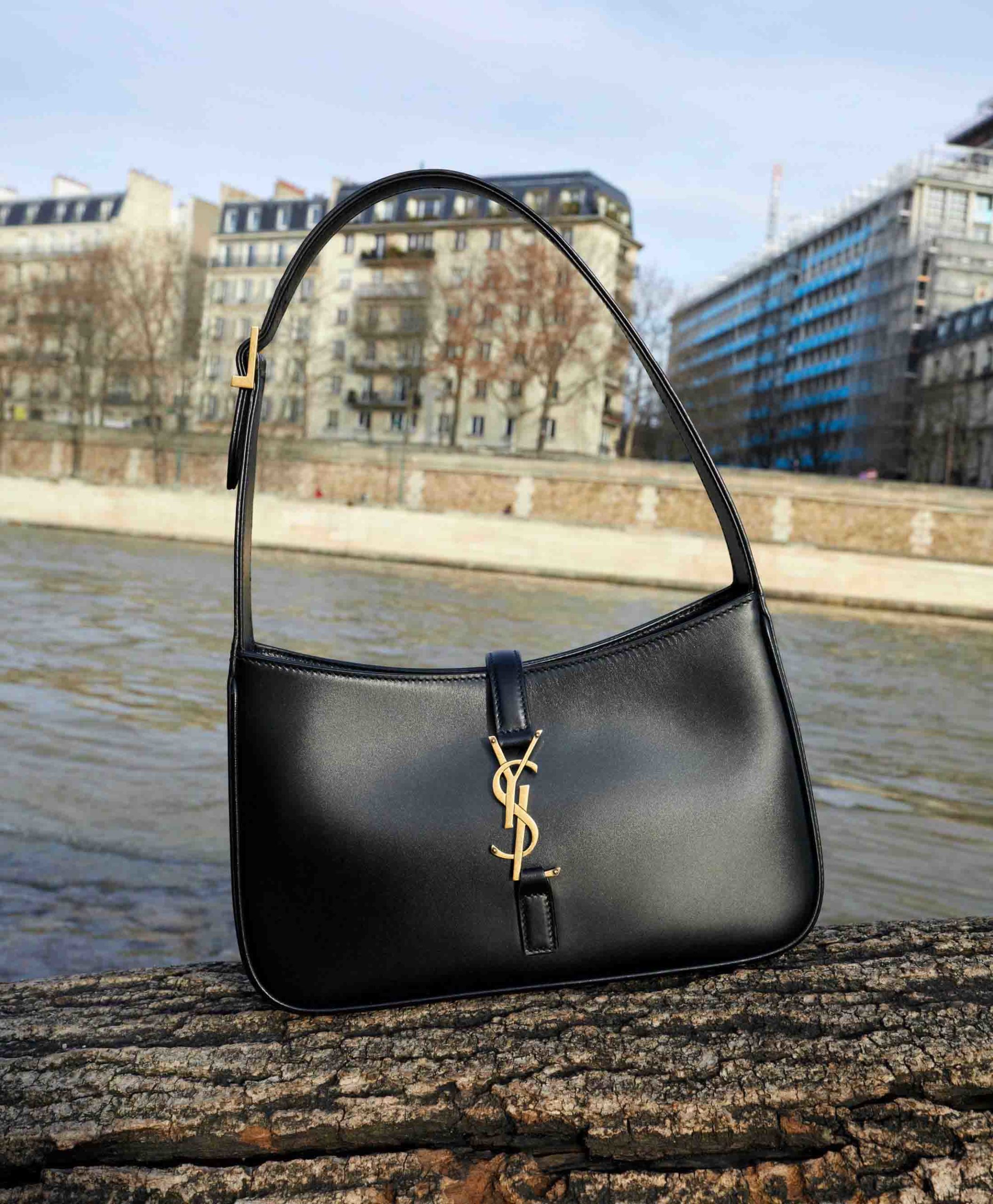 融入70年代的优雅轮廓，Saint Laurent全新Le 5À7复古腋下包包