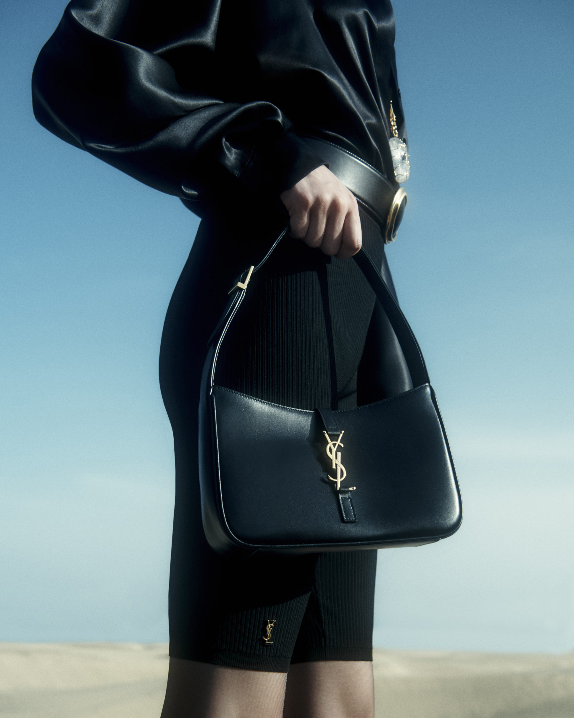 融入70年代的优雅轮廓，Saint Laurent全新Le 5À7复古腋下包包