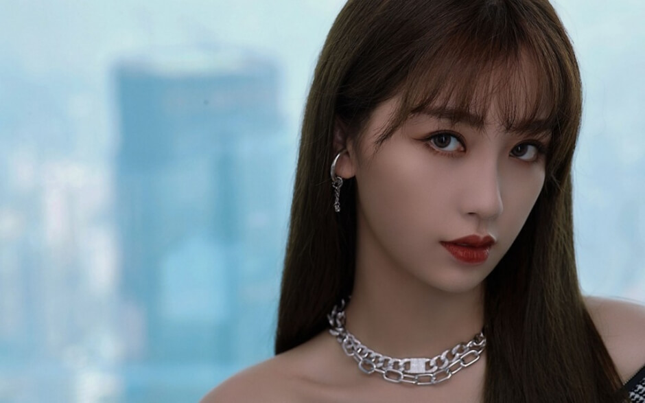 虞书欣冷艳魅惑写真眼神杀电流十足