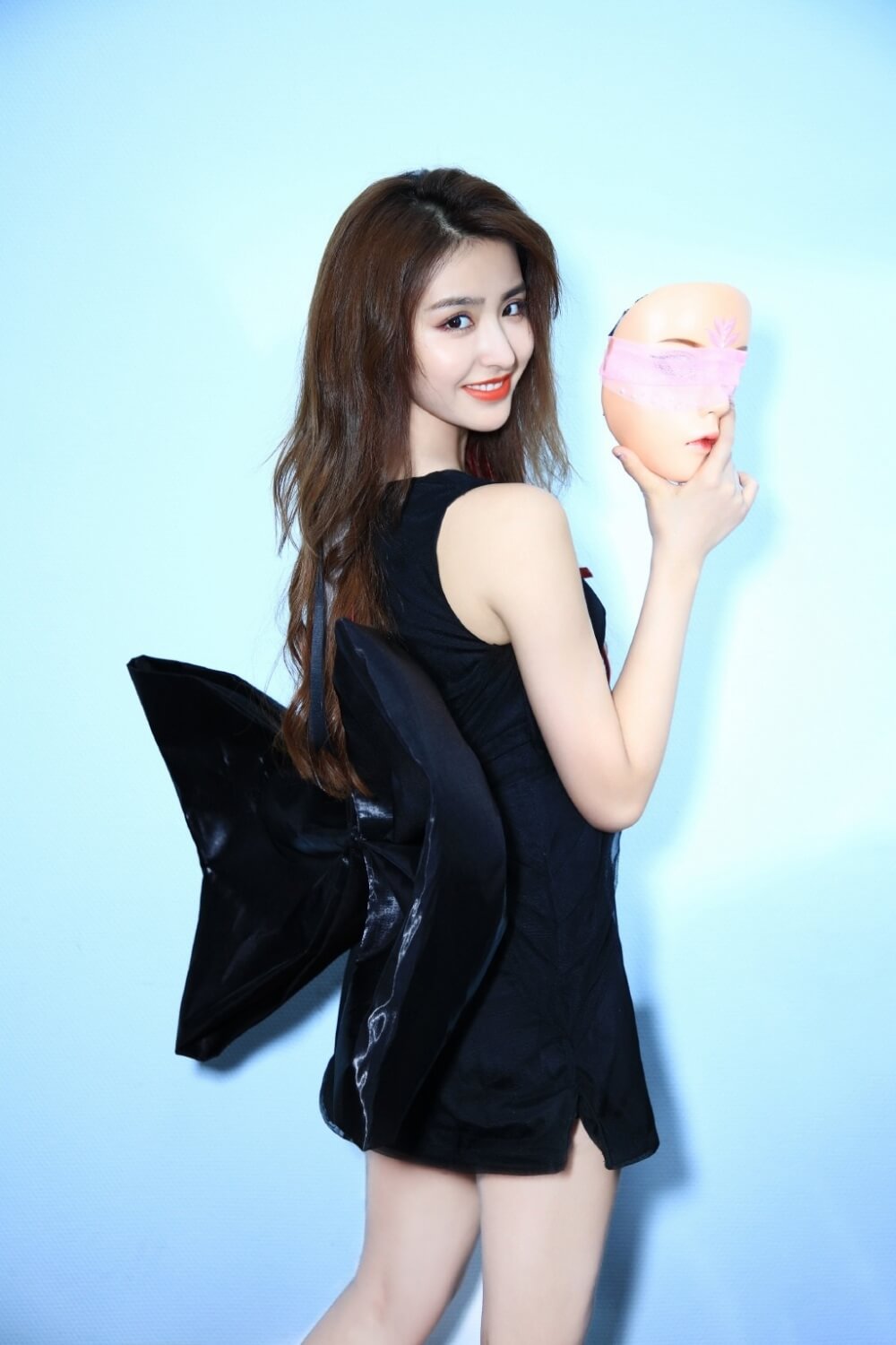 蝴蝶结搭配黑色短裙就能穿的可爱又性感 看金子涵最新活动图片