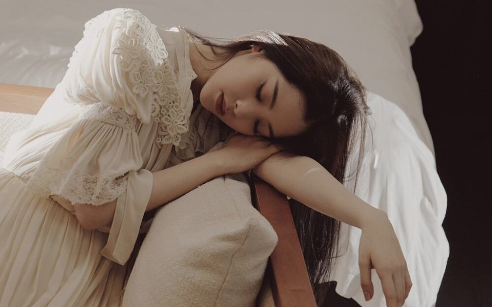 欧阳娜娜妖娆魅惑眼妆芊芊玉足慵懒床上图片写真