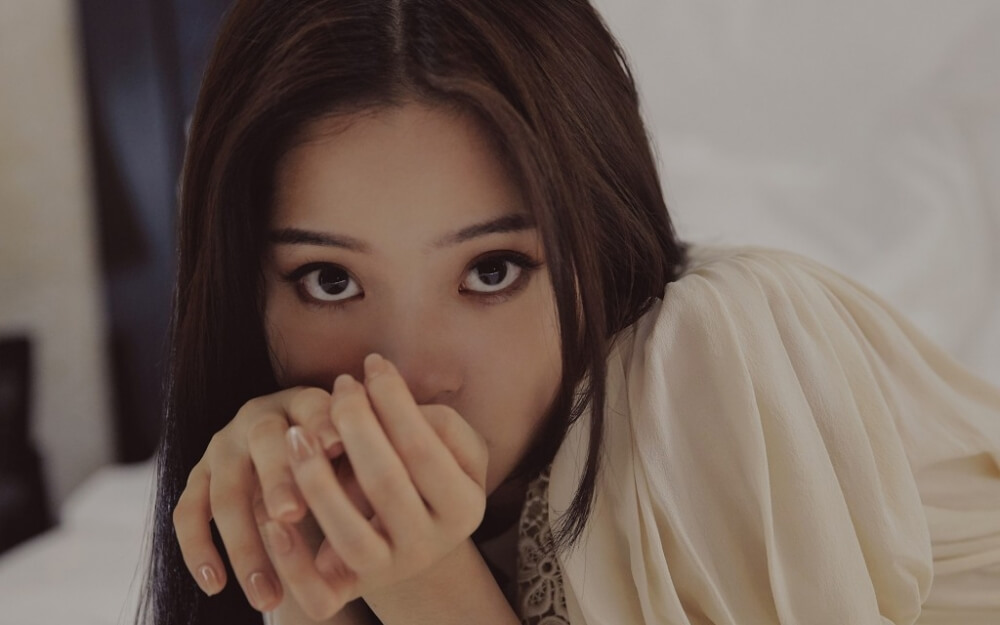 欧阳娜娜妖娆魅惑眼妆芊芊玉足慵懒床上图片写真