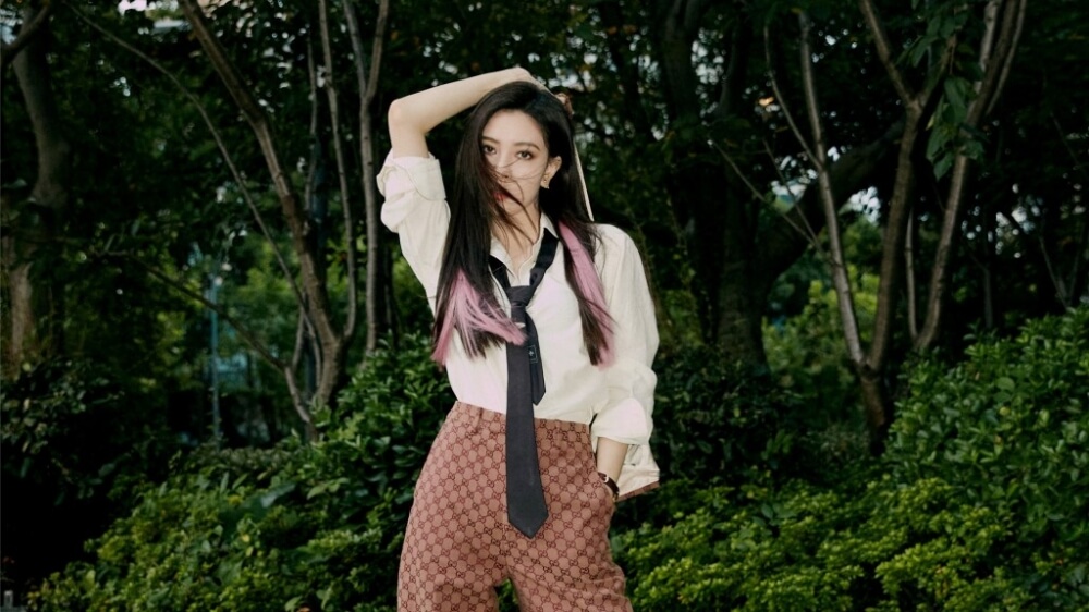 宋妍霏CC粉色挂耳染白衬衫痞气美女时尚图片
