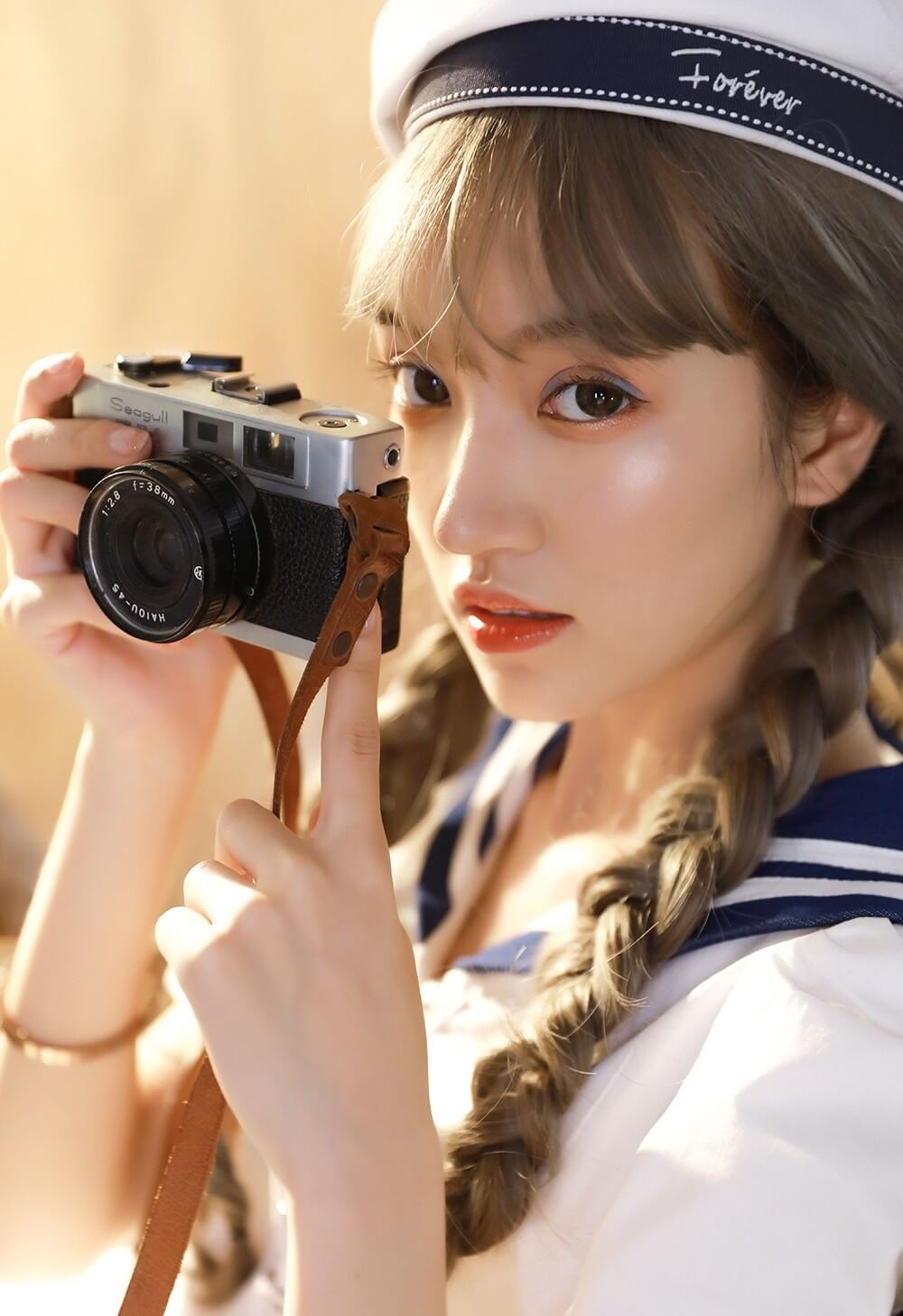 双麻花辫蓝紫色眼影的大眼美女美艳图片写真