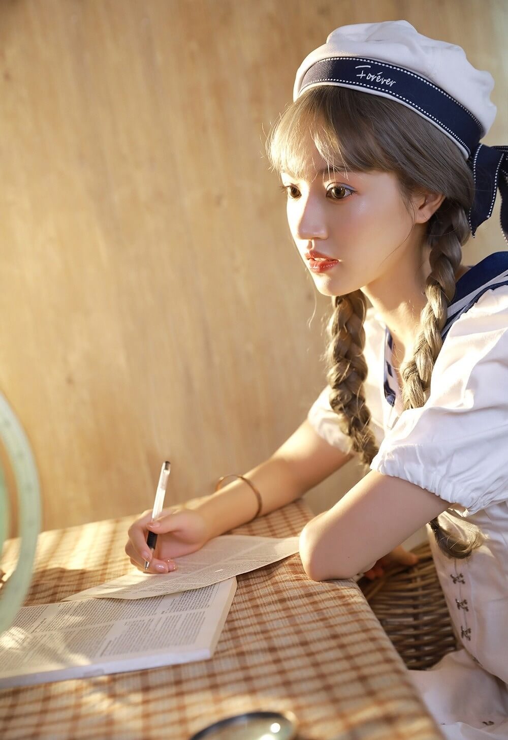 双麻花辫蓝紫色眼影的大眼美女美艳图片写真