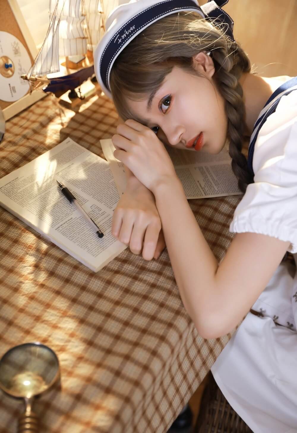 双麻花辫蓝紫色眼影的大眼美女美艳图片写真