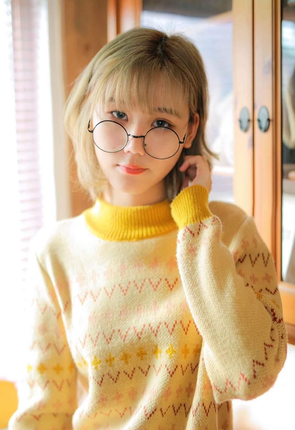 二次元风格小姐姐穿鹅黄色圆领毛衣可爱私拍图片