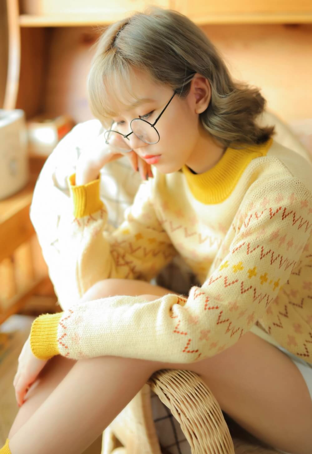 二次元风格小姐姐穿鹅黄色圆领毛衣可爱私拍图片
