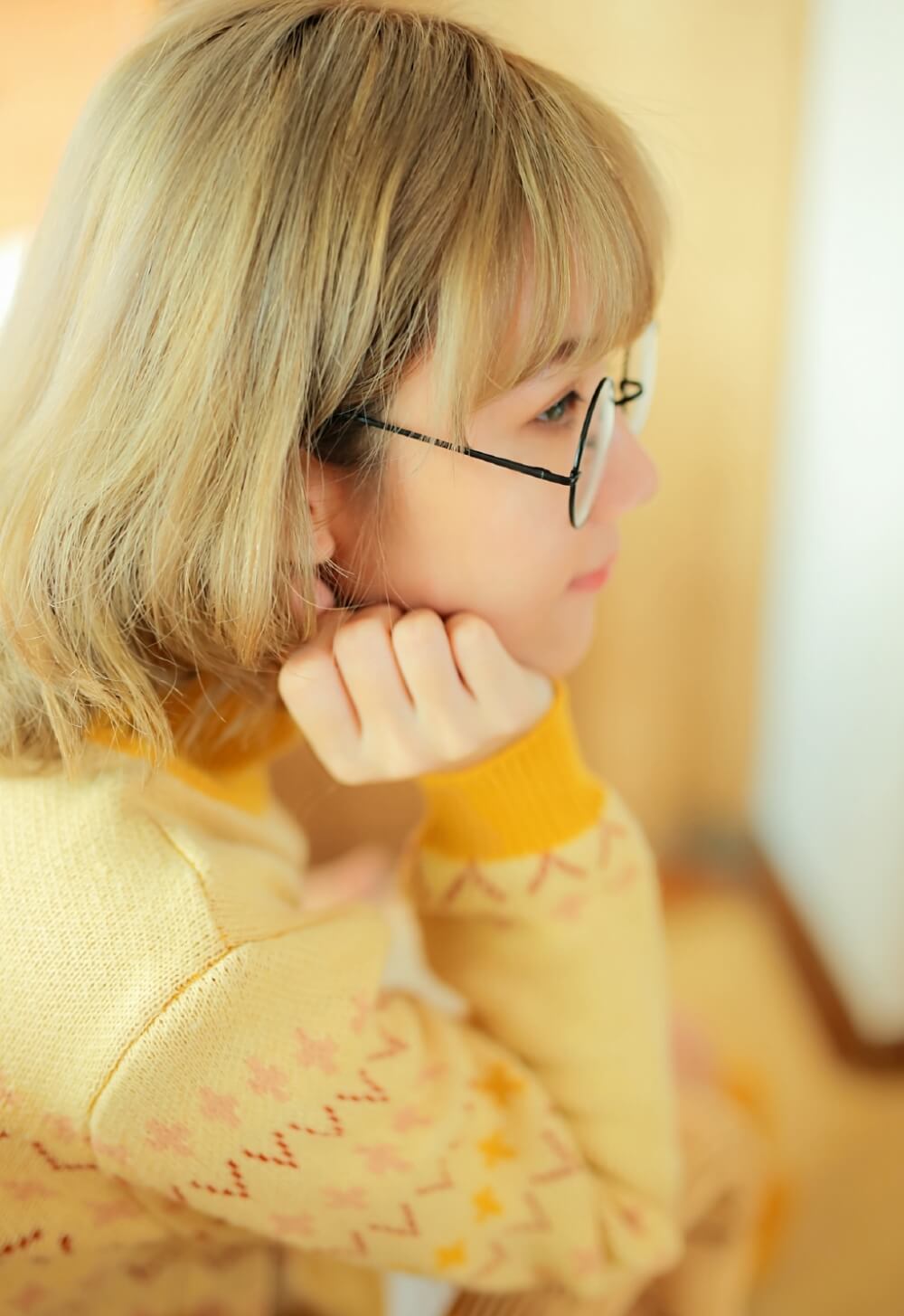 二次元风格小姐姐穿鹅黄色圆领毛衣可爱私拍图片