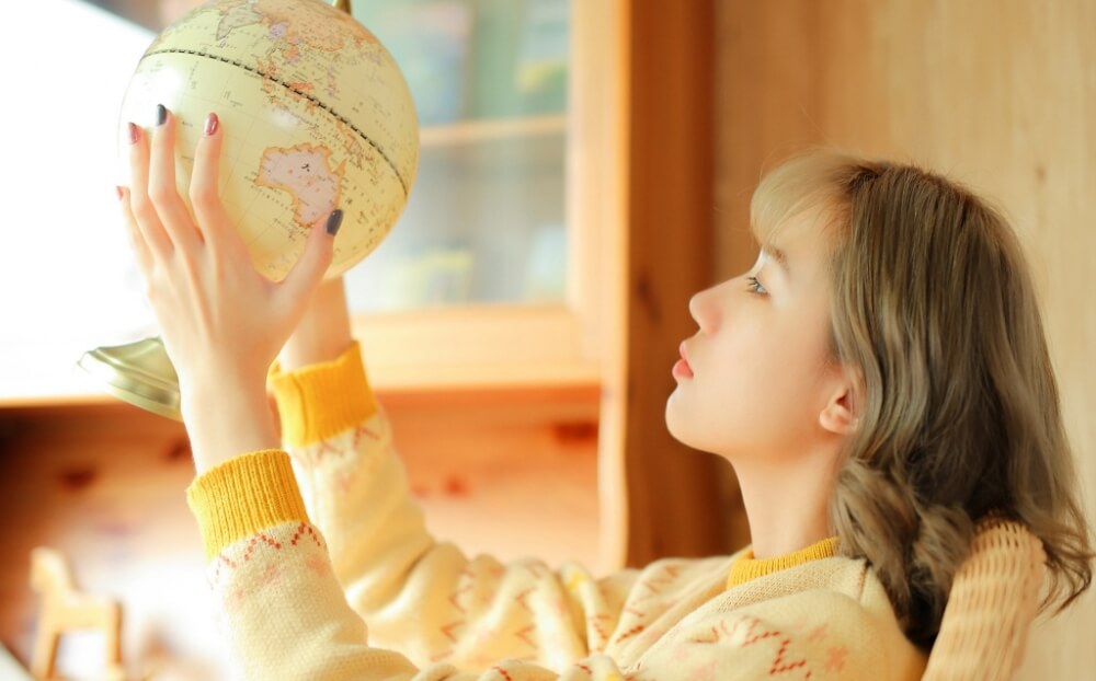 二次元风格小姐姐穿鹅黄色圆领毛衣可爱私拍图片