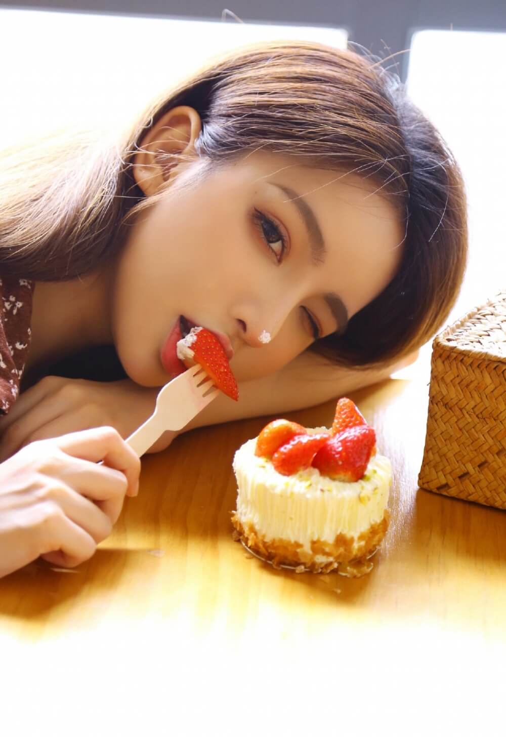 养眼网红美女精致五官纤细身材私拍图片