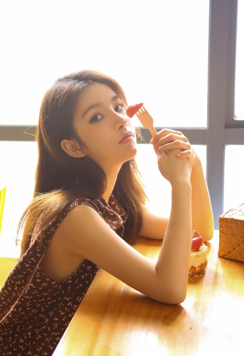 养眼网红美女精致五官纤细身材私拍图片