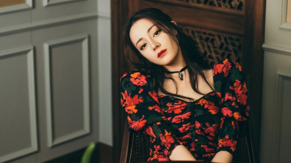 迪丽热巴迷人复古花卉礼服高贵美艳图片