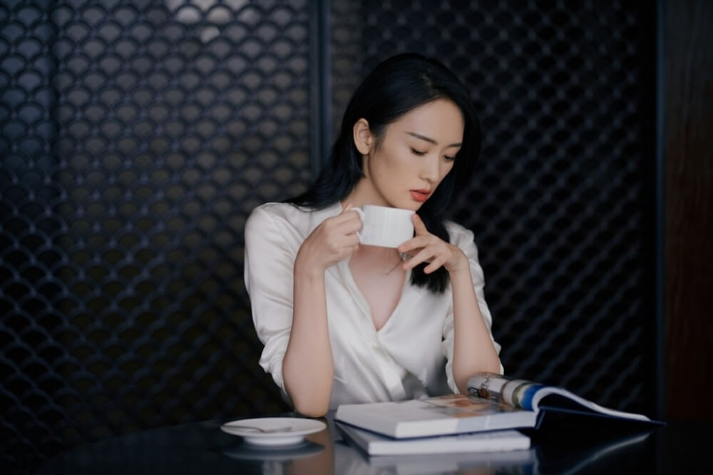 童瑶穿白衬衫知性职场风中分黑长直柔美造型图片