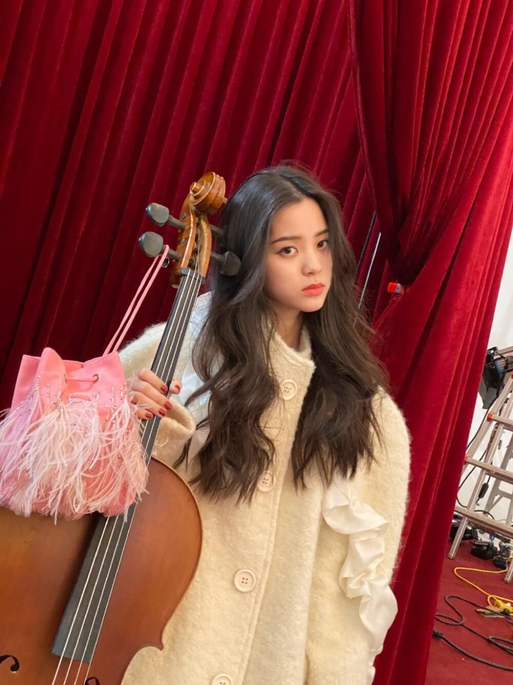欧阳娜娜卖萌嘟嘴手持大提琴可爱生活照
