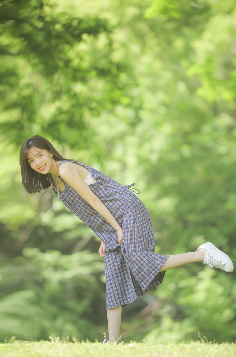 森林系文艺小姐姐吊带格子长裙唯美图片写真