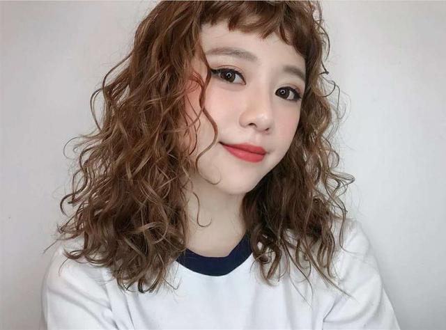 女生羊毛卷发型图片 适合什么发型和脸型