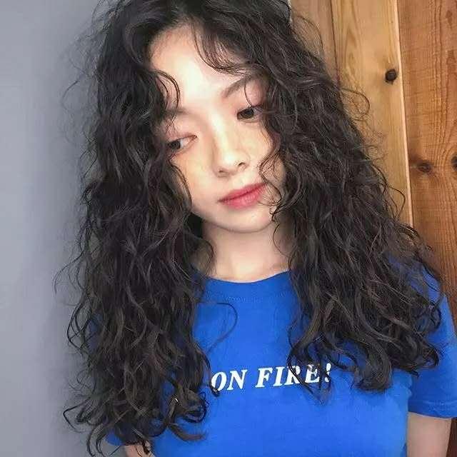 女生羊毛卷发型图片 适合什么发型和脸型