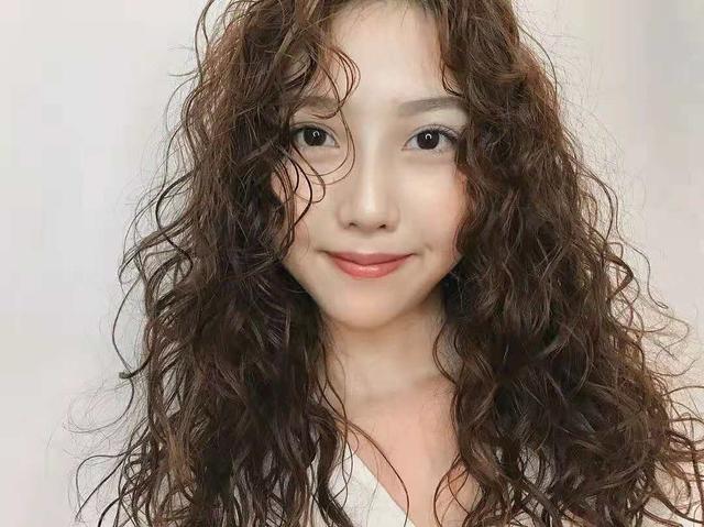 女生羊毛卷发型图片 适合什么发型和脸型