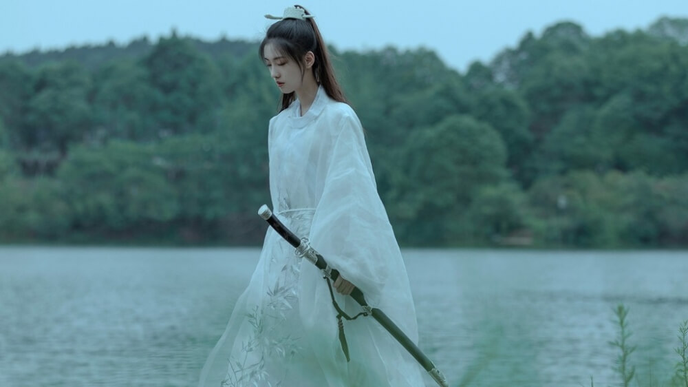 英姿飒爽仙侠风小仙女湖边仙气飘飘个人图片写真