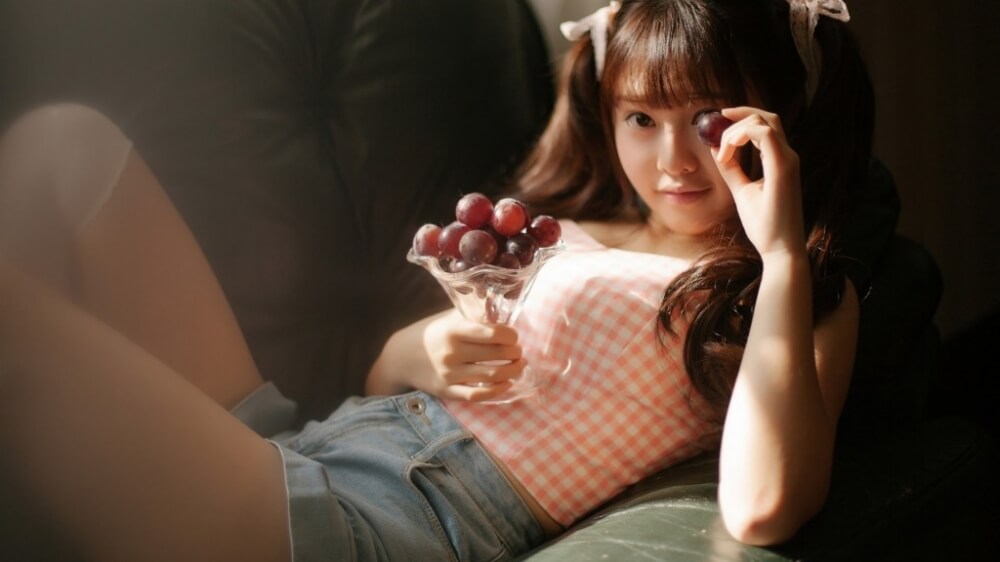 双马尾肉感萝莉控美女沙发上躺倒白丝销魂图片