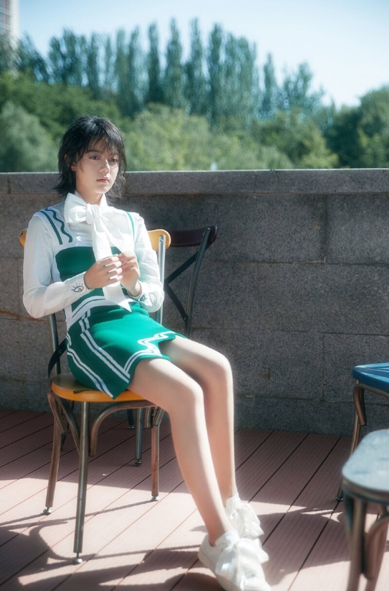 赵今麦小清新白绿色套装户外时尚图片写真集