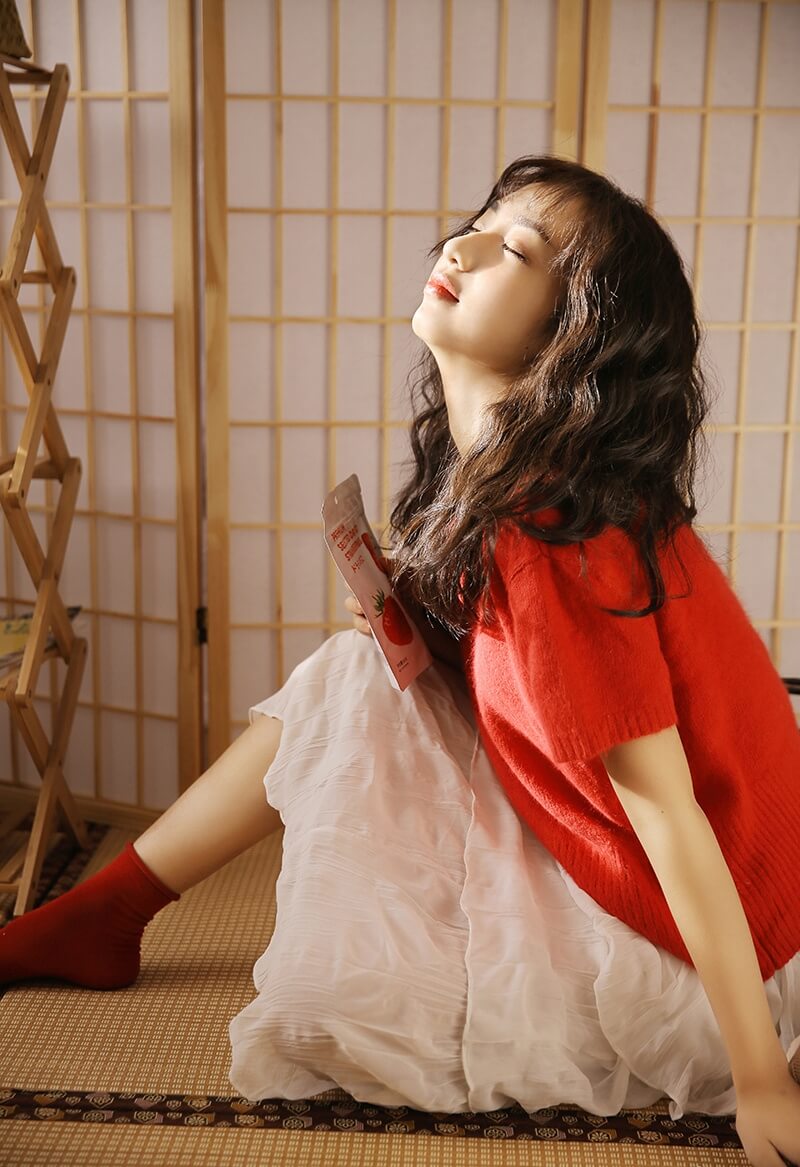 卷曲头发平面模特美女复古暖色调私拍图片