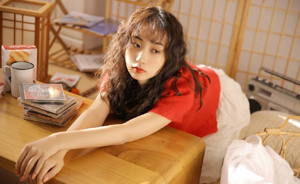 卷曲头发平面模特美女复古暖色调私拍图片